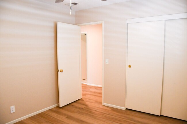 Building Photo - Newly remodeled and updated