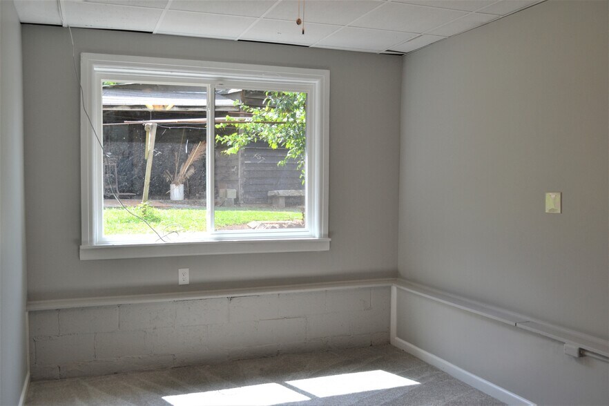 Building Photo - 1375 Nelms Dr