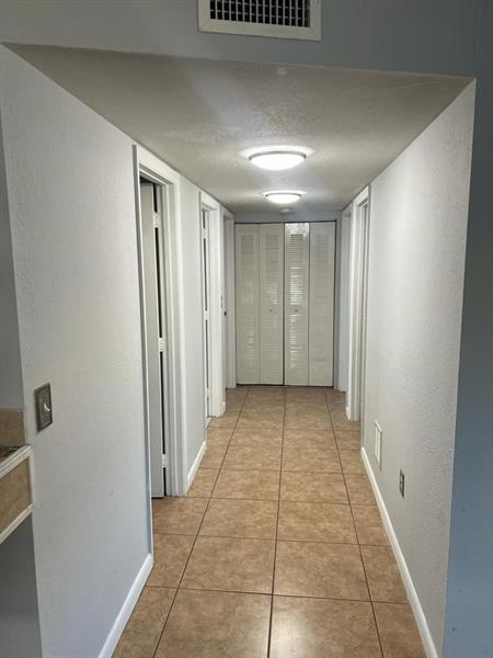 Building Photo - 319 NE 35th Ct