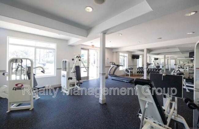 Building Photo - 9253 Regents Rd