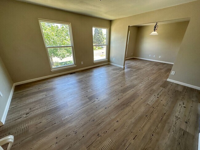 Building Photo - 4 BED 2 BATH HOME CLOSE TO PETERSON AFB & SCHRIEVER AFB!