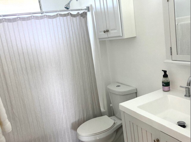 Building Photo - 916 N Sweetzer Ave