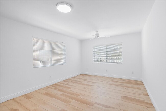 Building Photo - 343 Van Buren St