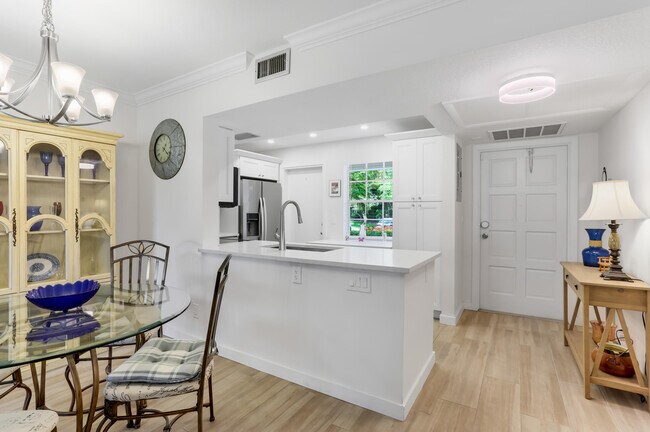 Building Photo - 2800 N Palm Aire Dr
