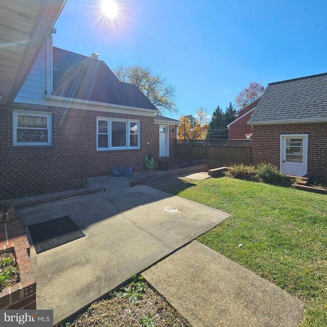 Building Photo - 5940 6th St