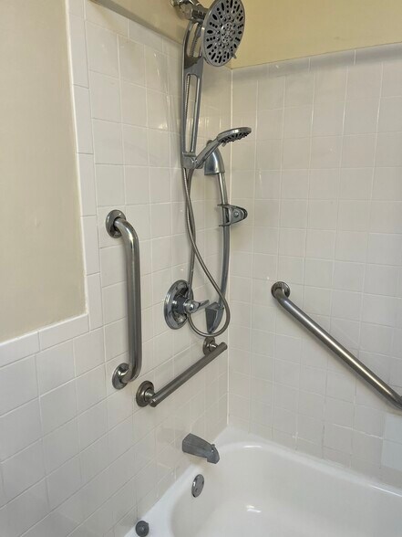 bathrm 2nd - 263 West Rittenhouse Street