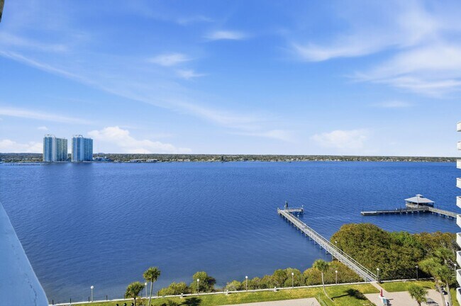 Building Photo - Beautiful 2/2 Bayshore Condo!