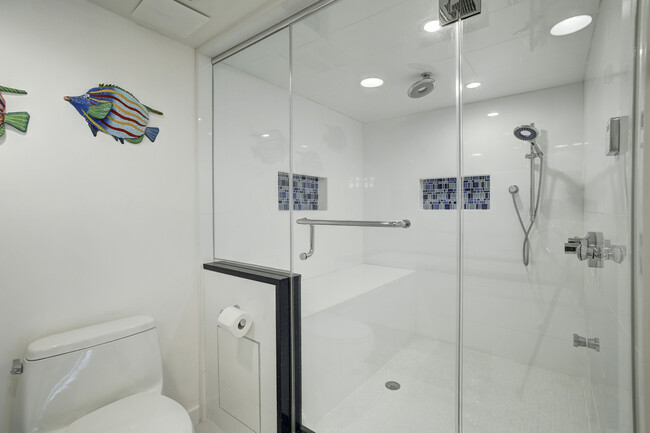 Building Photo - Contemporary 2 Bed 2.5 Bath Condo in Georg...