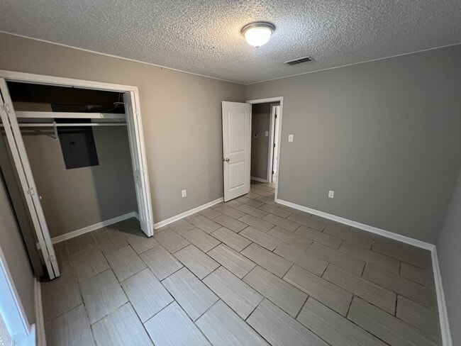 Building Photo - Charming 3-Bedroom Home on Quiet Dead-End ...