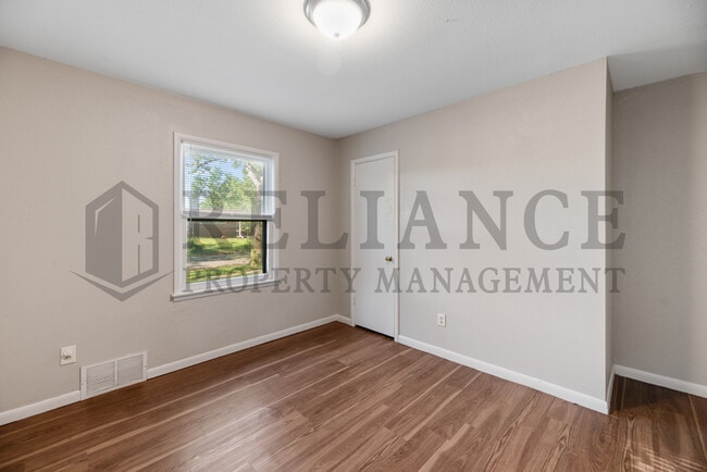 Building Photo - 1414 E 31st St S