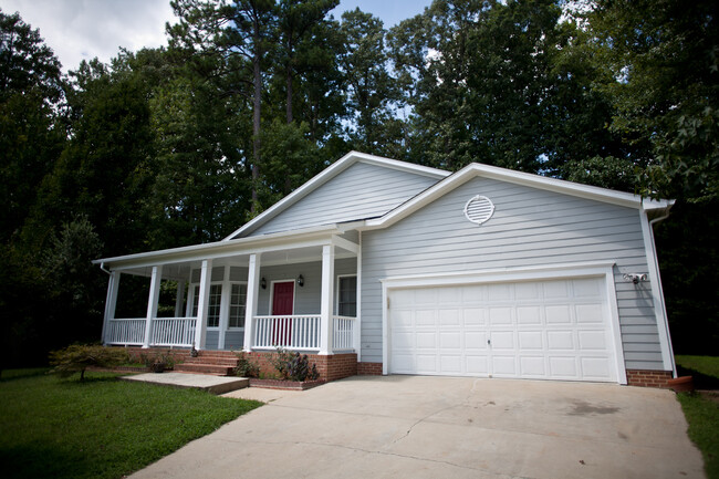 Building Photo - Spacious 3-Bedroom Ranch with Versatile Li...