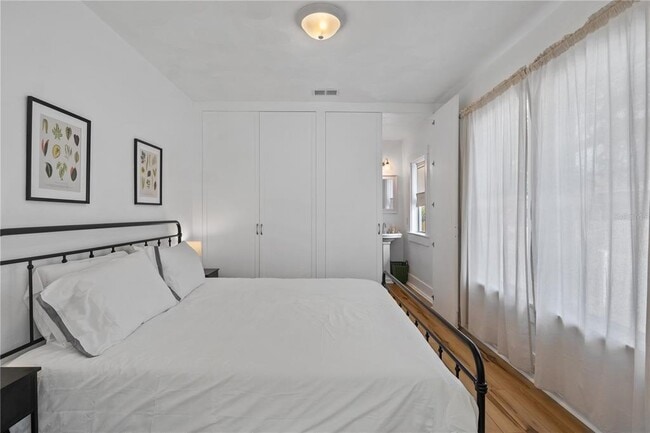 Building Photo - 918 16th St W