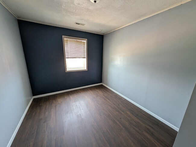 Building Photo - 105 1st St E