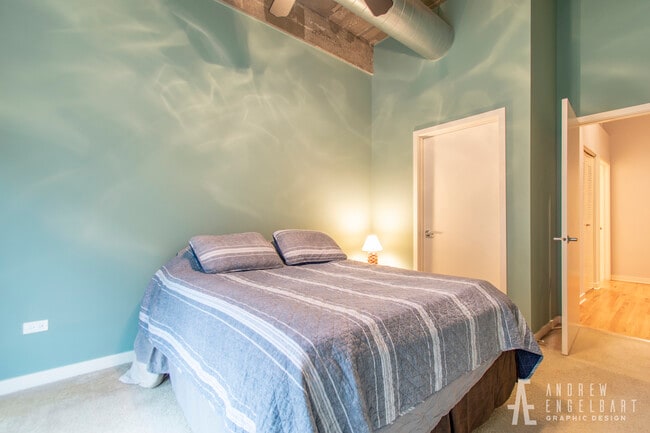 Building Photo - 1033 W 14th Pl