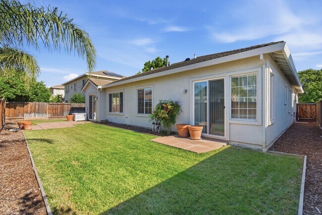 Building Photo - BEAUTIFULLY MAINTAINED SINGLE STORY HOME IN GREAT BRENTWOOD LOCATION!