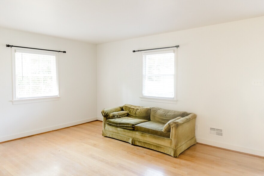 Living Room - 1941 N Junaluska Dr