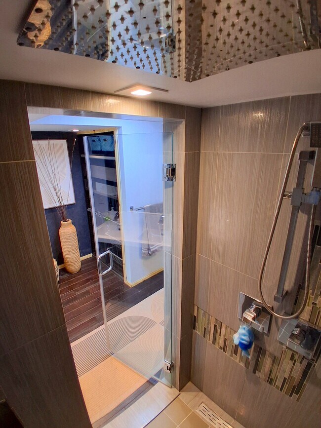 Building Photo - 603 38th St W