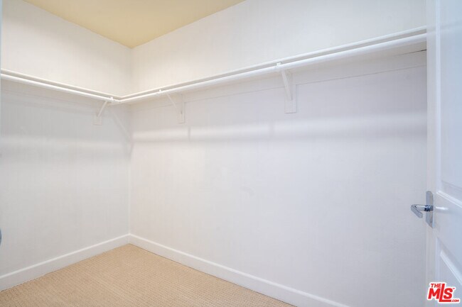 Building Photo - 848 Irolo St