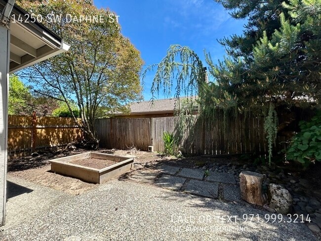 Building Photo - 14250 SW Daphne St