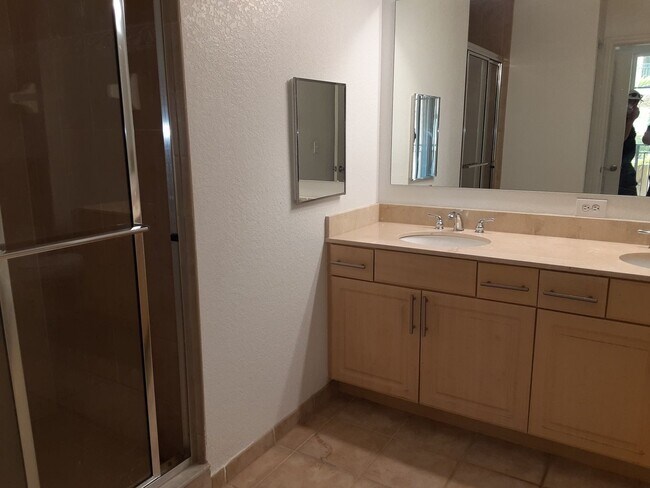 Building Photo - Annual unfurnished 2/2 luxury condo downto...