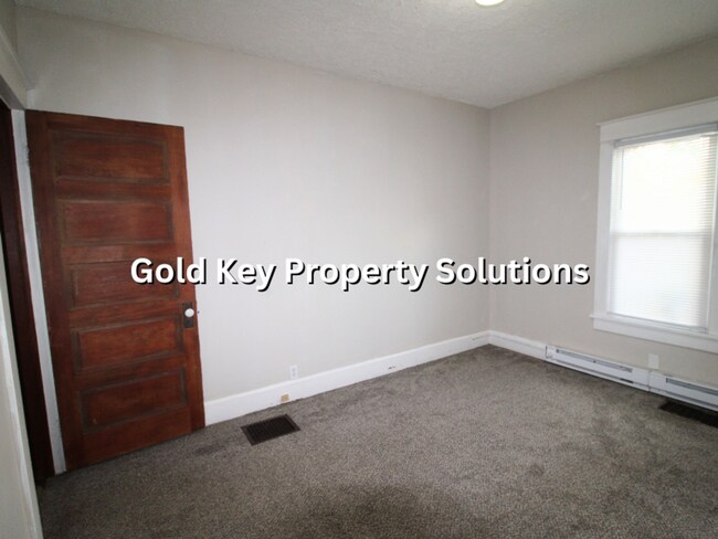 Building Photo - 815 N Elm St