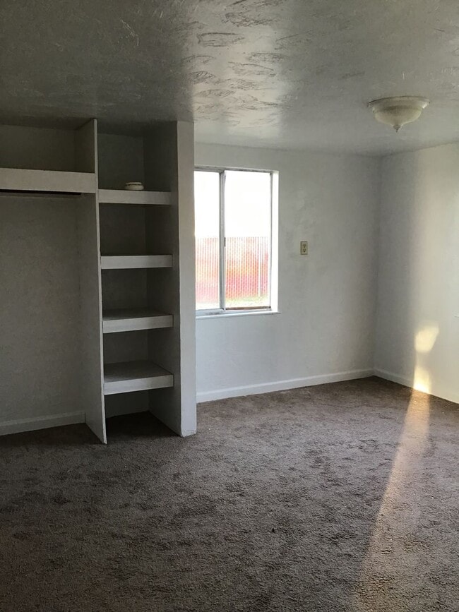 Building Photo - 3 Bedroom Home