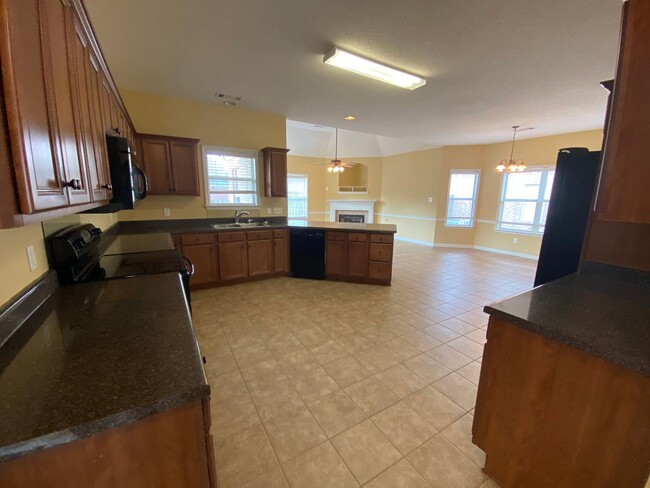 Building Photo - BEAUTIFUL 4 BEDROOM 2.5 BATHROOM LAKELAND ...