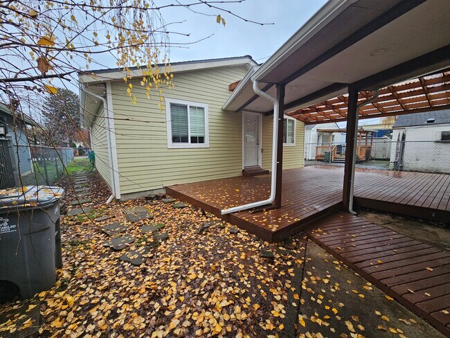 Covered back patio - 829 2nd Ave N