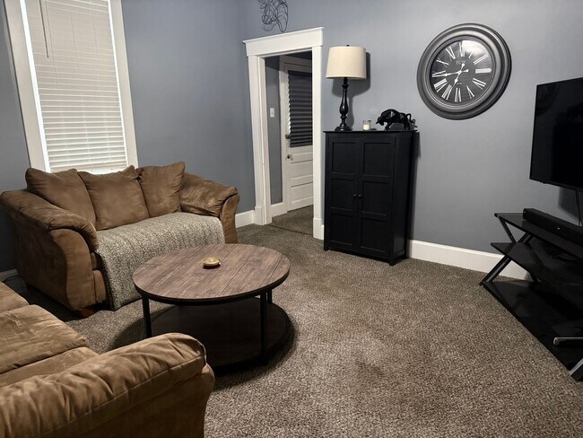 Building Photo - 4 bedroom 2 bathroom home for rent!