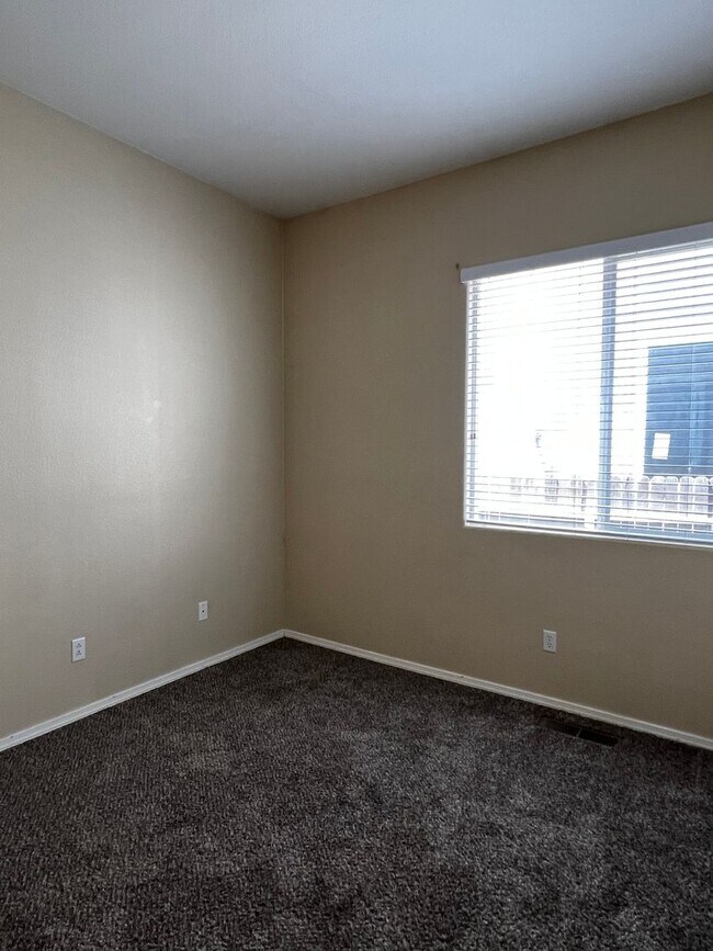 Building Photo - 1675 Brentford Way
