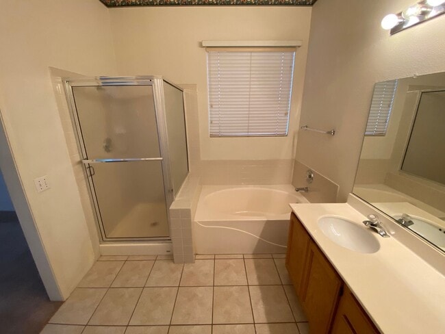 Building Photo - Wonderful 3 bed/2 bath home with a den located in Henderson.