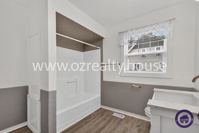 Building Photo - 565 Viking St