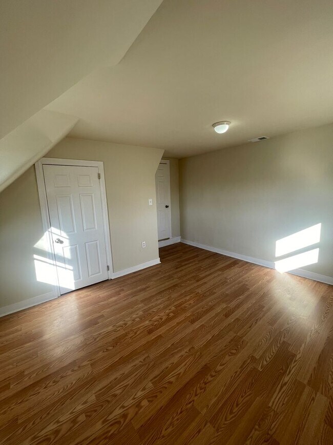 Building Photo - UPDATED 1 BED 1 BATH 2ND FLOOR APARTMENT