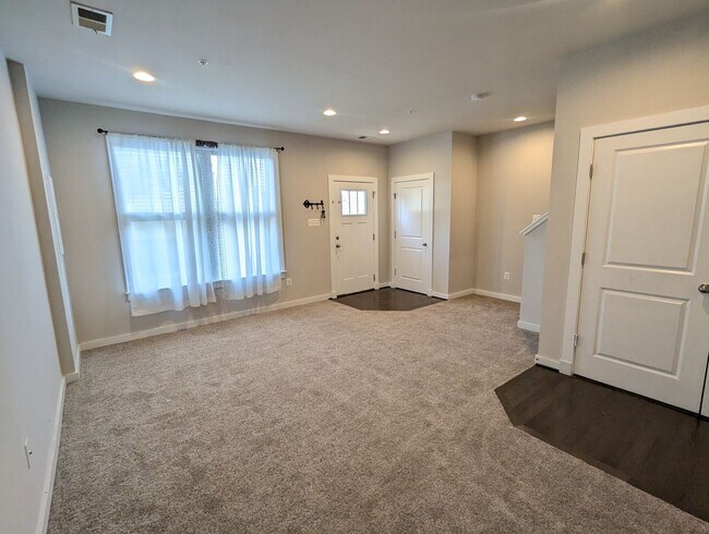 Building Photo - Gorgeous 3 level home in Tuscarora Creek ready for you mid July!