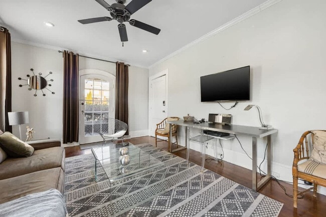 Building Photo - 536 Hawthorne Ln