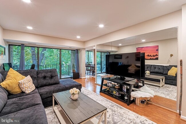 Building Photo - 2037 Royal Fern Ct