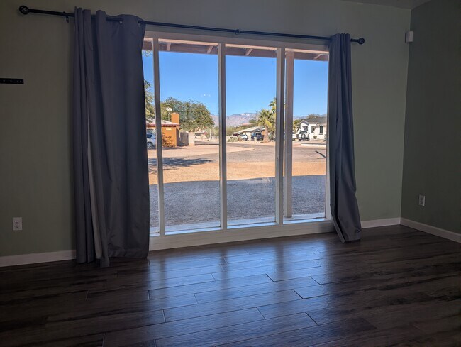 Building Photo - 5034 E 17th St