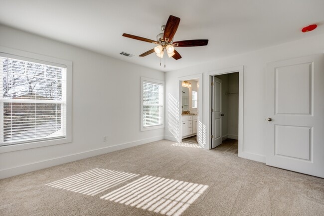 Building Photo - 913 W Virginia Ave