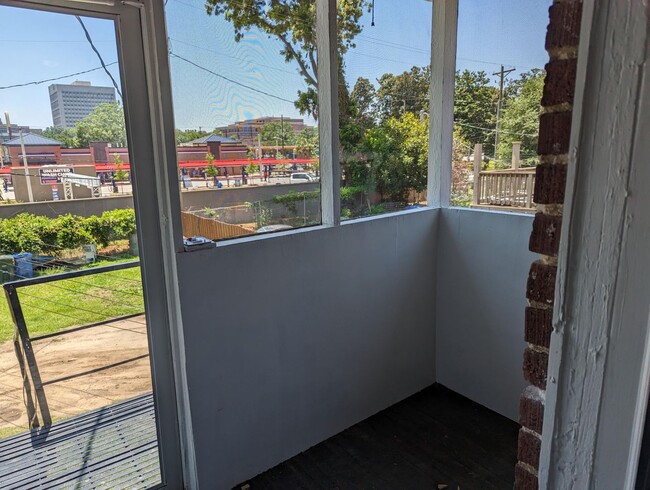 Building Photo - Charming Apartment Downtown Columbia Comin...