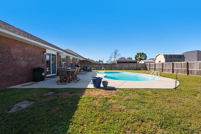 Building Photo - Splash in with a4/2 pool home in Holly-Cli...