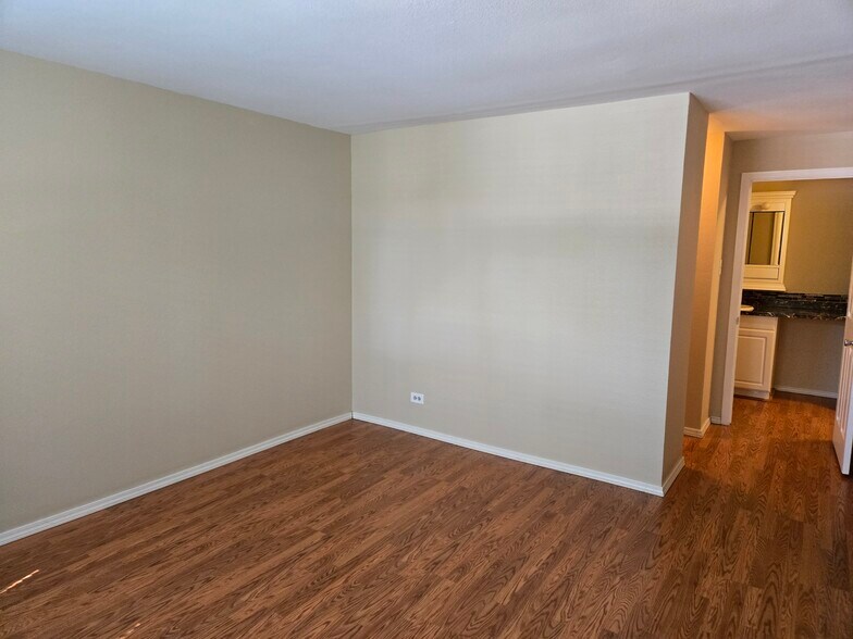 Building Photo - 2325 S Linden Ct