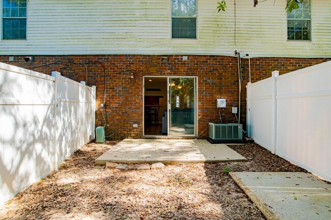 Building Photo - Conveniently Located Furnished Townhome in...