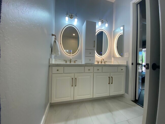 Double vanity - Primary bath - 4241 N Pebble Creek Pky