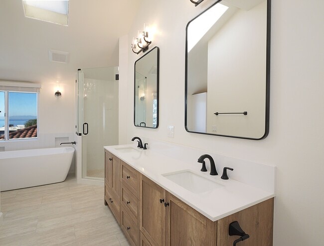 Building Photo - 108 Vía Mesa Grande