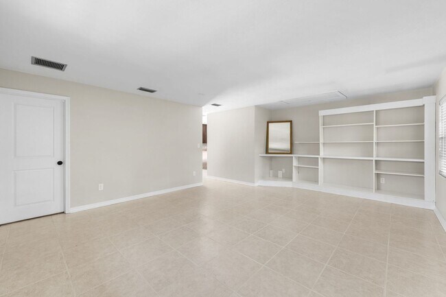 Building Photo - Spacious Pool Home in Desirable NW Gainesville