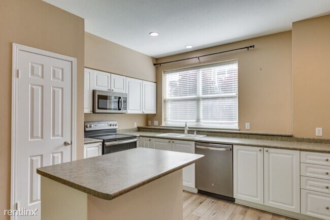 Building Photo - 3 br, 2 bath Condo - 1526 SE Cutter Ln