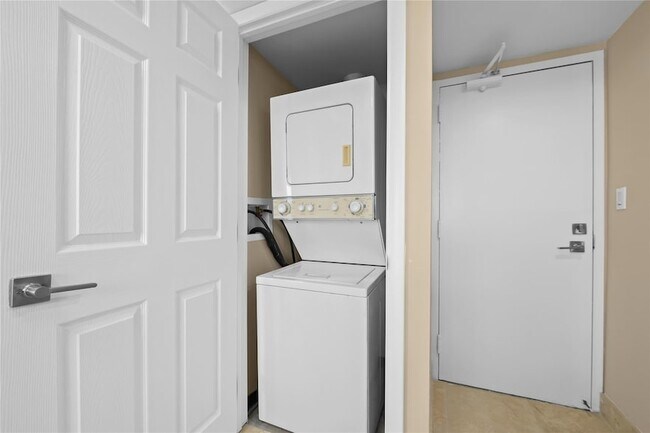 Building Photo - 3900 Galt Ocean Dr