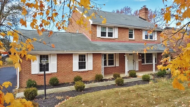 Building Photo - Lovely Colonial Home in Sharpley