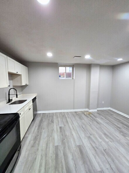 Building Photo - 457 Admiral St