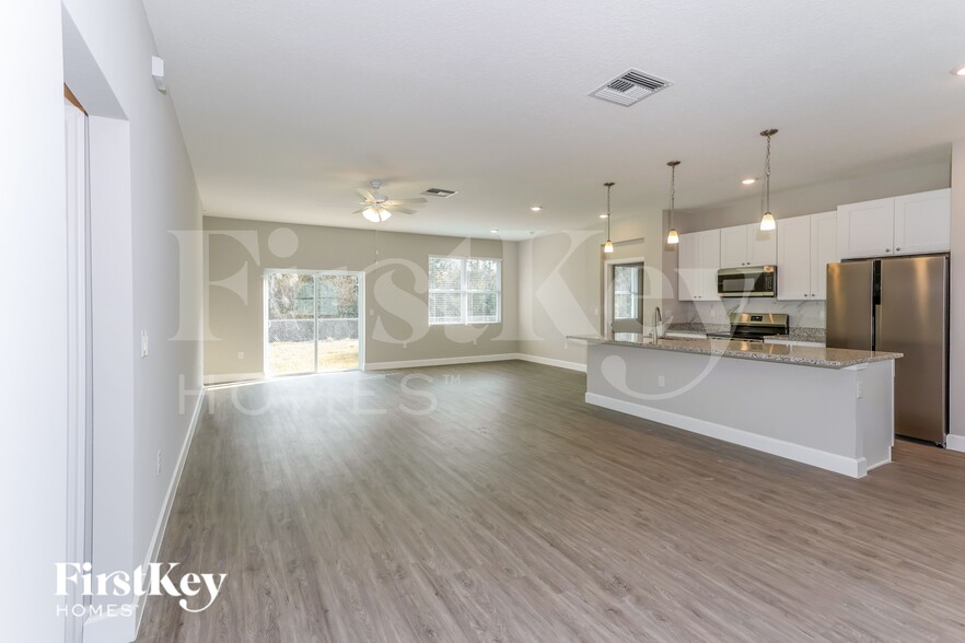 Building Photo - 216 Titan Rd SE